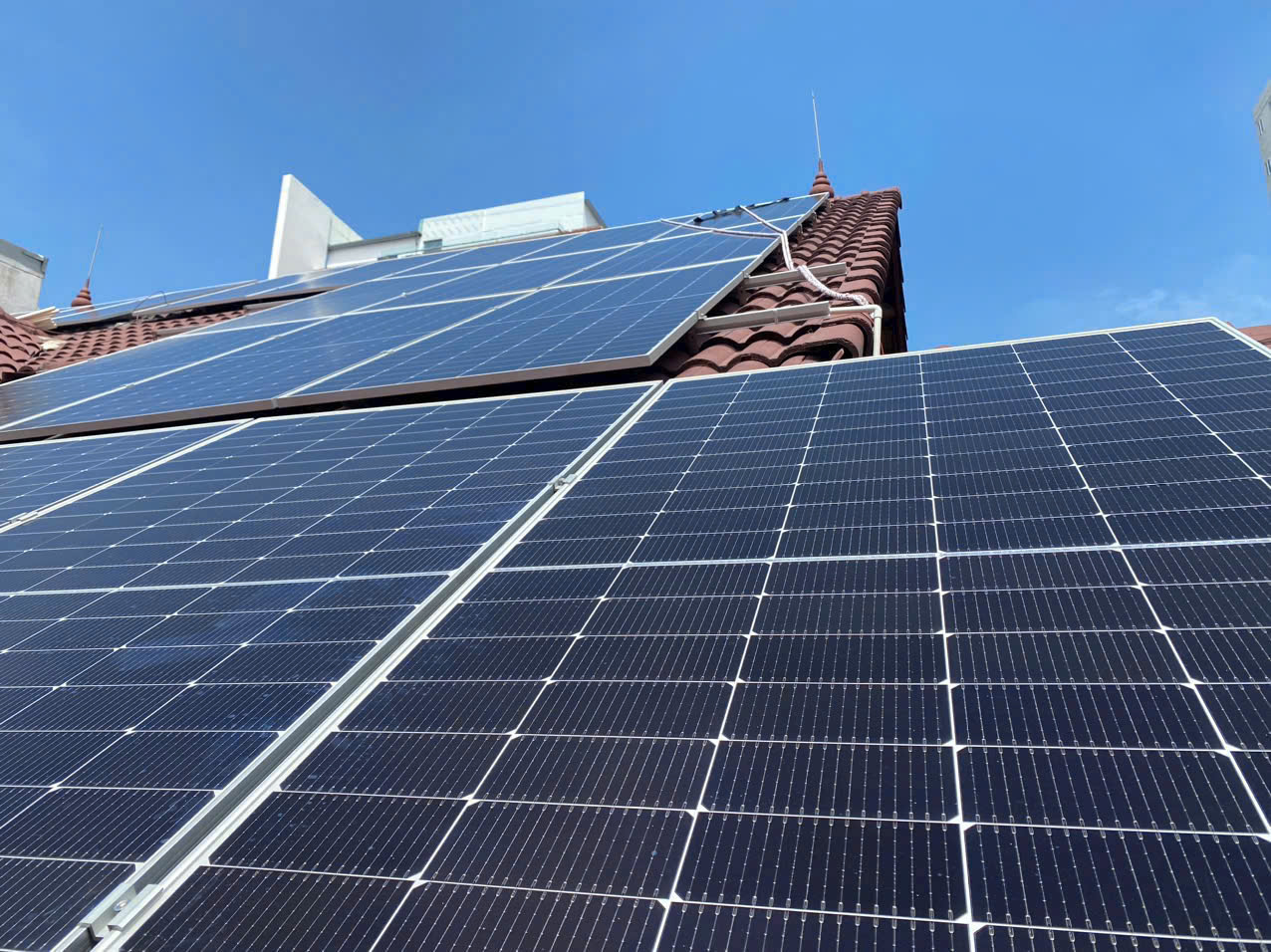 Vietmed solar – Hệ thống  thống 15kw Hybrid lưu trữ 14,3kw , chủ nhà ở Sông Đà ,Tân Bình , Hcm