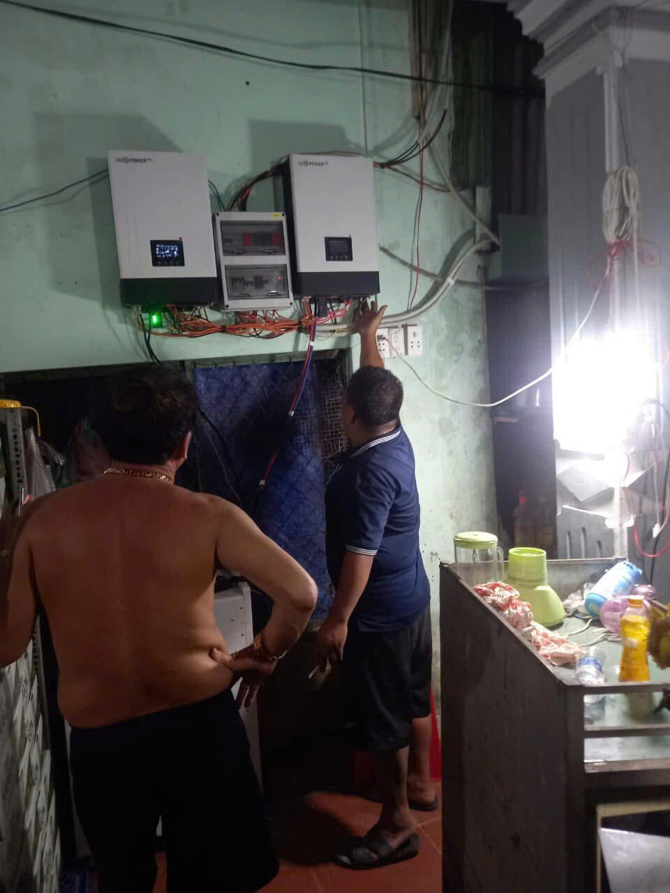 Hệ thống năng lượng mặt trời hybrid 10kw lưu trữ 15kw cho chú ẨN  ở Hóc Môn , HCM